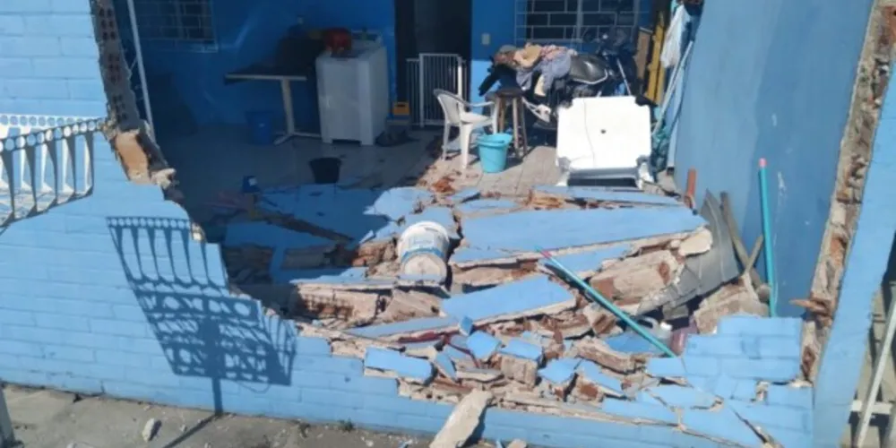 Com o impacto da batida, o carro derrubou o muro, que caiu dentro da piscina.