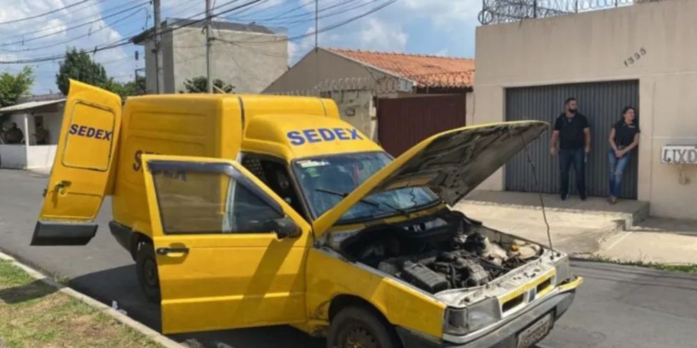 Os assassinos pintaram uma Fiorino inteirinha de amarelo, como se fosse o carro dos Correios