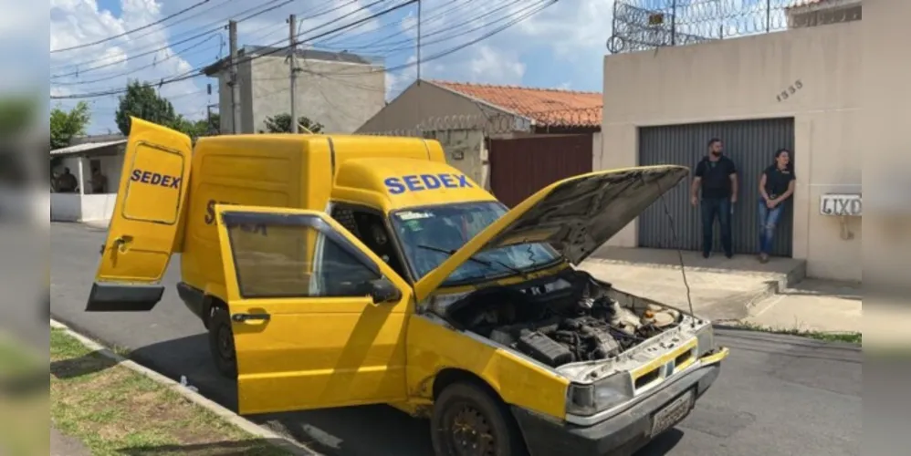 Os assassinos pintaram uma Fiorino inteirinha de amarelo, como se fosse o carro dos Correios