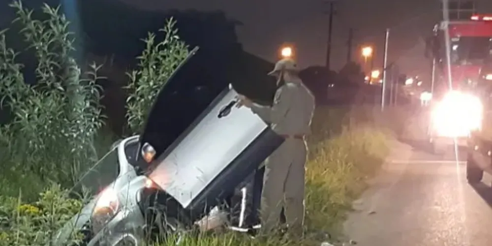 O homem de 52 anos teve que ser retirado do veículo com a ajuda de equipes do Corpo de Bombeiros.