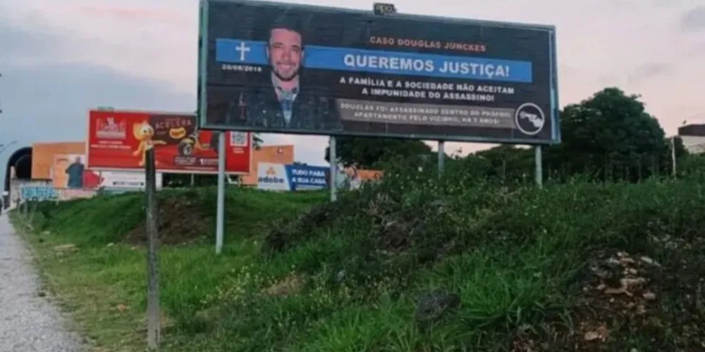 Os outdoors foram pagos por amigos e conhecidos do empresário.