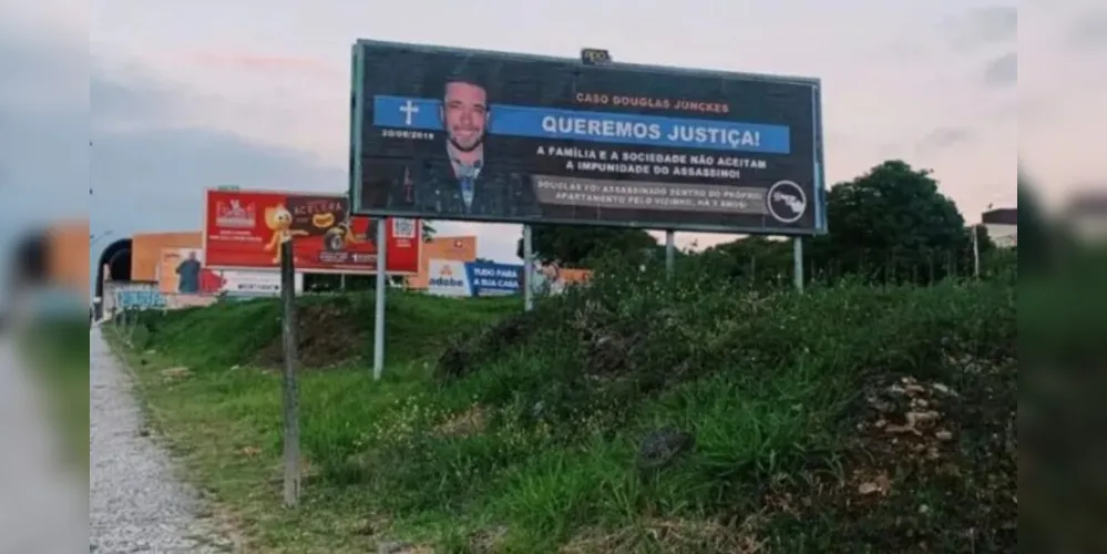 Os outdoors foram pagos por amigos e conhecidos do empresário.