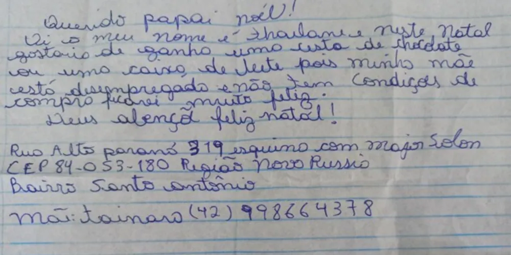 A menina distribui cartinhas pelas ruas pedindo doações para o Natal.