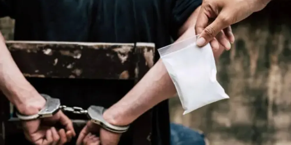 A dupla foi abordada em um estabelecimento na Rua Ermelino de Leão, em Curitiba, após uma denúncia anônima.