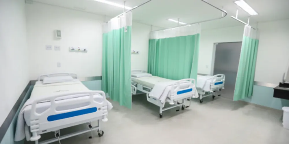 Há outros 465 pacientes internados, 222 em leitos UTI e 243 em enfermaria, que aguardam resultados de exames.