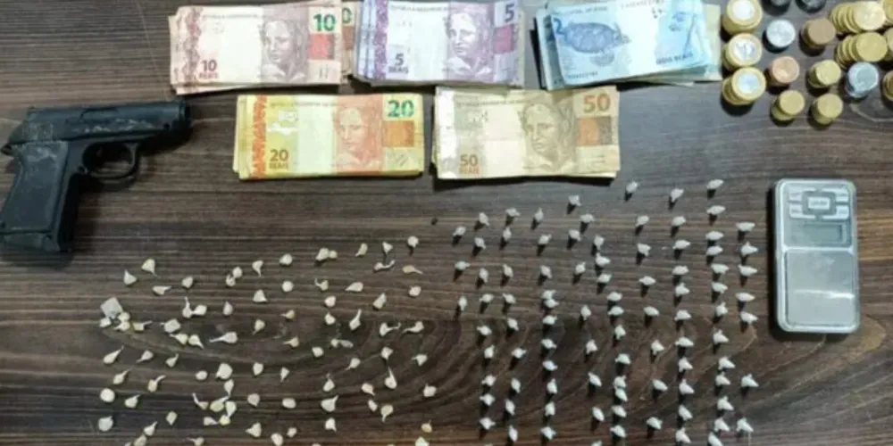 Foram achados160 pinos de cocaína, 140 pinos de substância análoga ao crack, uma balança de precisão e um simulacro de arma de fogo.