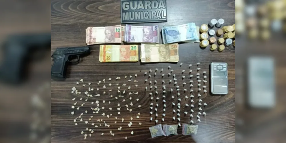 Foram achados160 pinos de cocaína, 140 pinos de substância análoga ao crack, uma balança de precisão e um simulacro de arma de fogo.