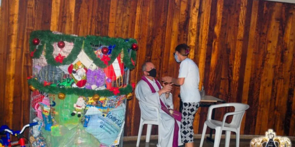 Os brinquedos estavam chegando e lotando o cesto, na igreja