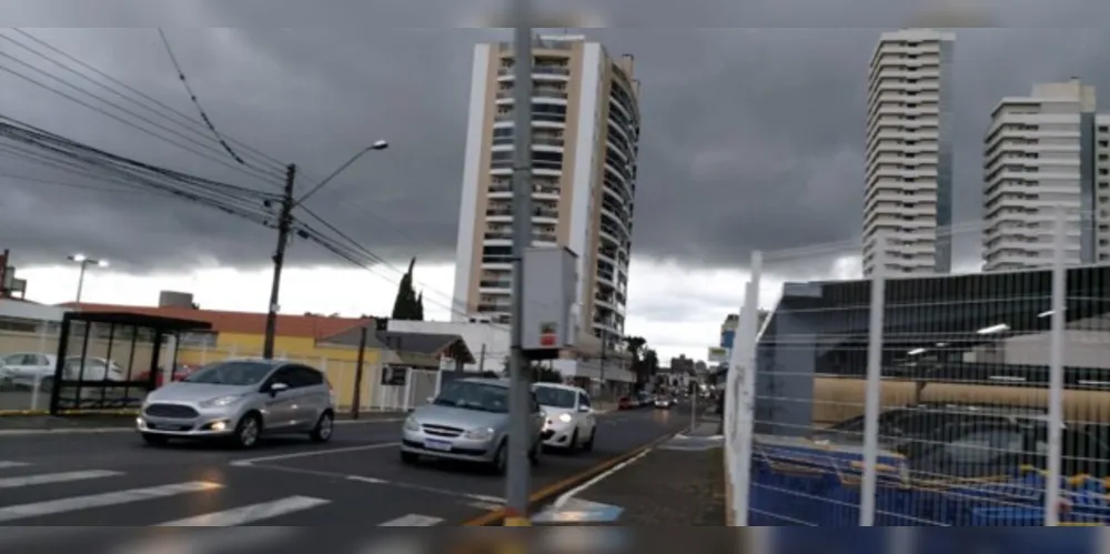 O tempo mudou repentinamente após às 17 horas e o céu azul foi encoberto por nuvens escuras