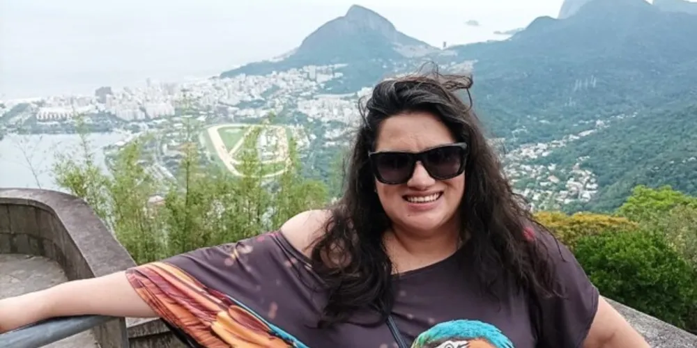 TROCA DE IDADE - A colunista Cleucimara Santiago será muito cumprimentada pela passagem de seu aniversário neste sábado (8).  Cleucimara que é atuante no Rotary Club onde agrega a causa social e filantrópica nos projetos que executa e apóia, ela também exerce com maestria seu papel de colunista social, percorrendo eventos pelo  país, no trade de turismo e eventos, sempre destacando a sociedade dos Campos Gerais.  Da coluna RC os votos de felicidades e realizações.