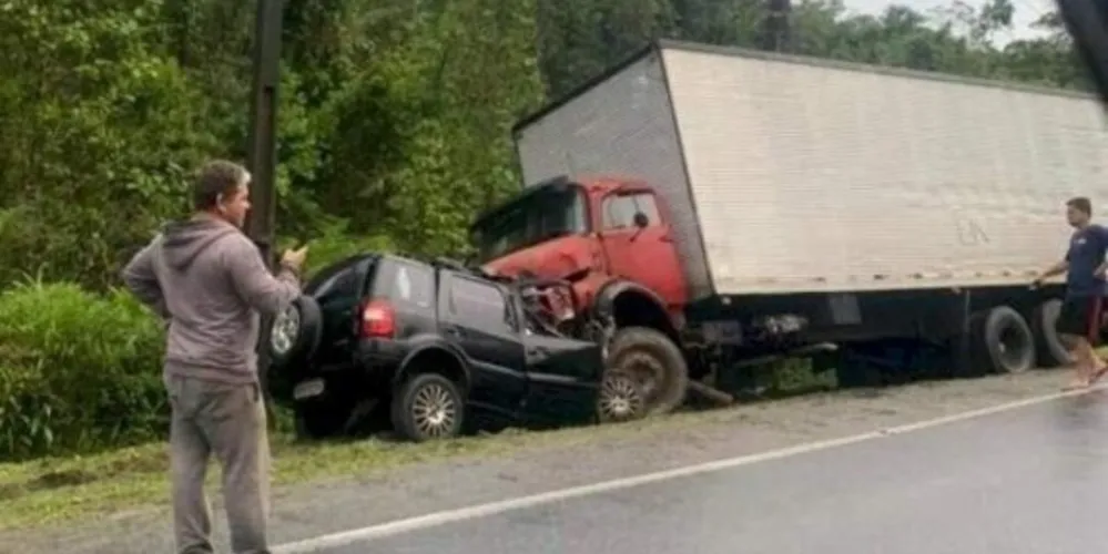 A colisão envolveu um automóvel Ford Ecosport e um caminhão baú.