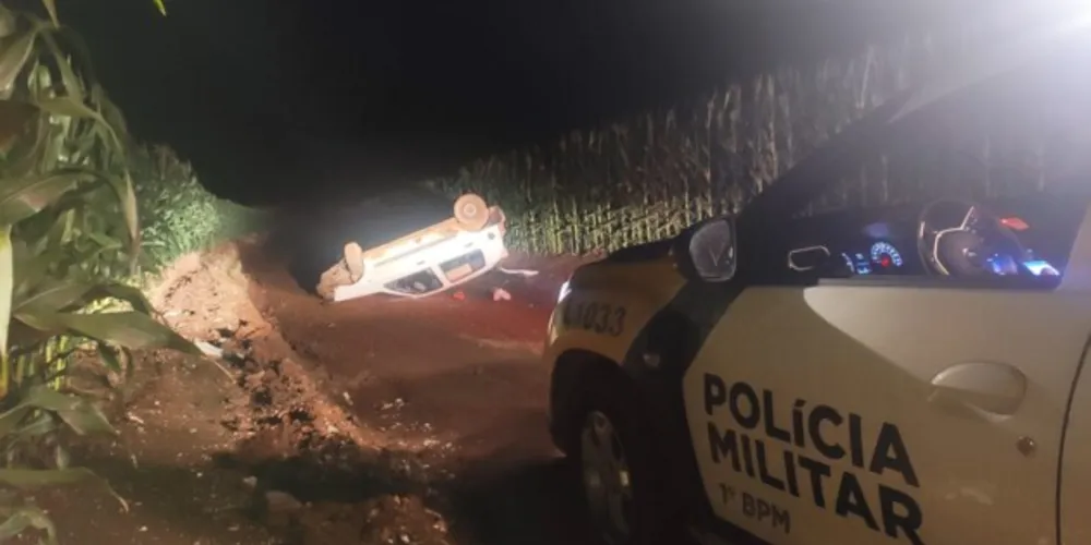 Dois suspeitos foram detidos, um fugiu e outro morreu no local