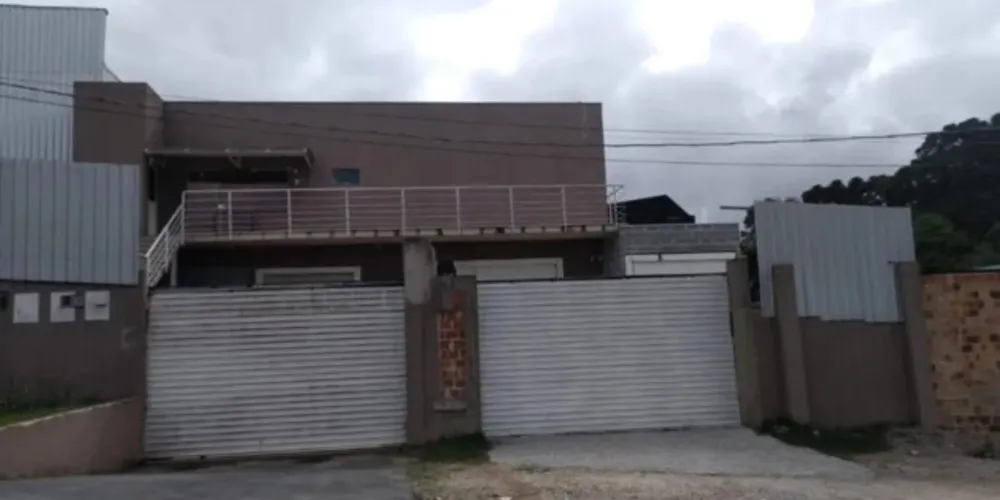 A ação começou quando quatro indivíduos armados arrombaram uma adega no início da Estrada da Graciosa.