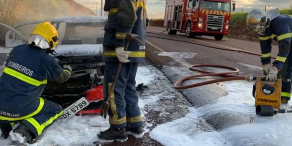 A equipe foi acionada para apagar o incêndio de um carro e se surpreenderam ao encontrar o corpo no banco traseiro do veículo.
