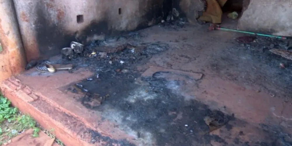 Um corpo carbonizado foi encontrado em um prédio abandonado atrás da rodoviária de Foz do Iguaçu.