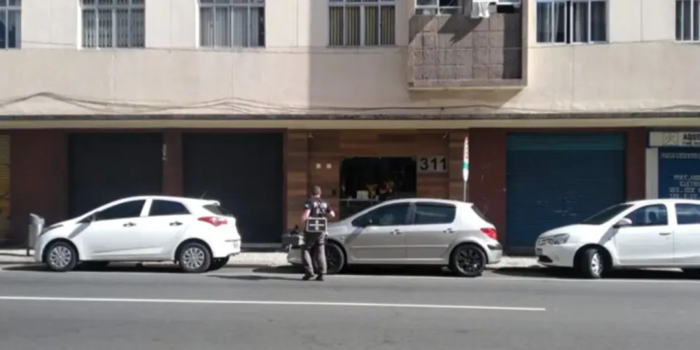 A vítima tinha uma faca cravada no peito e estava com um pano na boca.