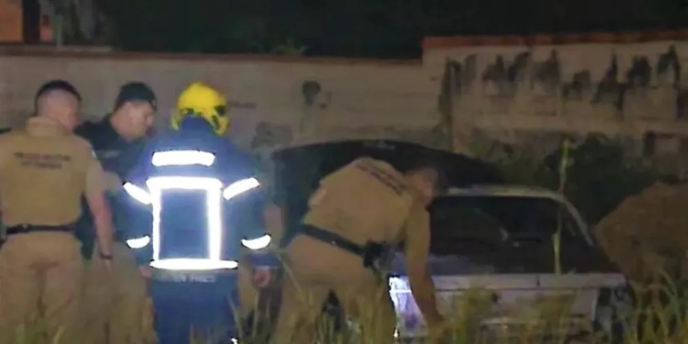 Bombeiros foram acionados para uma ocorrência de incêndio e foram surpreendidos com corpo carbonizado no bagageiro.