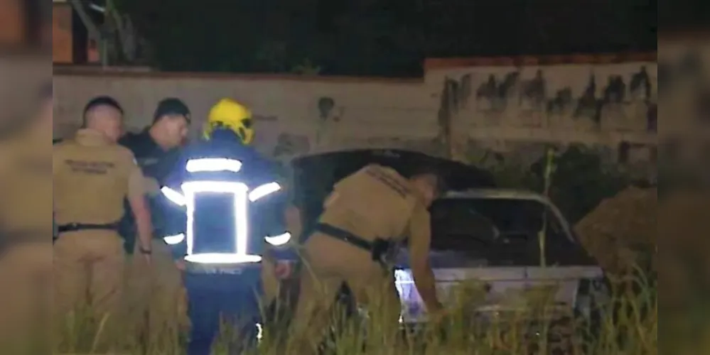 Bombeiros foram acionados para uma ocorrência de incêndio e foram surpreendidos com corpo carbonizado no bagageiro.