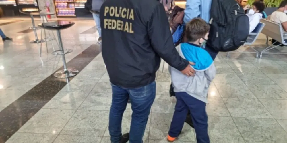 Criança de 5 anos que foi retirada de casa, na Suíça, pela mãe sem o consentimento do pai foi levada por equipe da PF em Pernambuco de volta para a Europa 