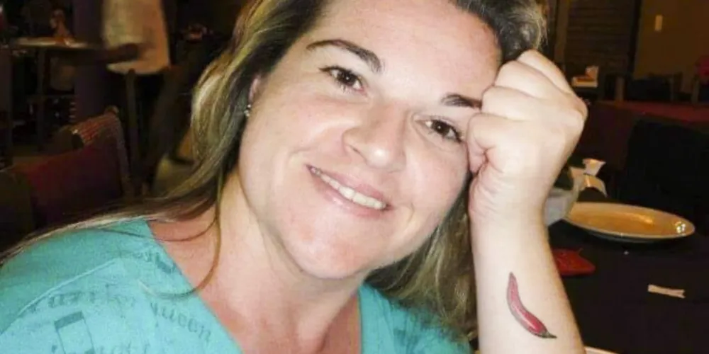 A professora era egressa do curso de Serviço Social e da Pós-Graduação em Ciências Sociais Aplicadas, além de ter atuado como professora colaboradora da UEPG na graduação em Serviço Social