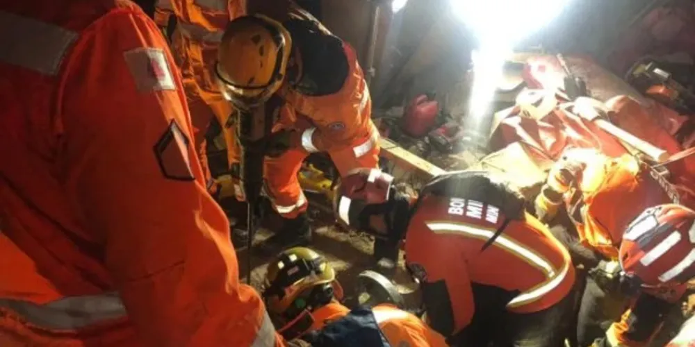 Um bebê e um homem morreram, e três pessoas foram resgatadas com vida.