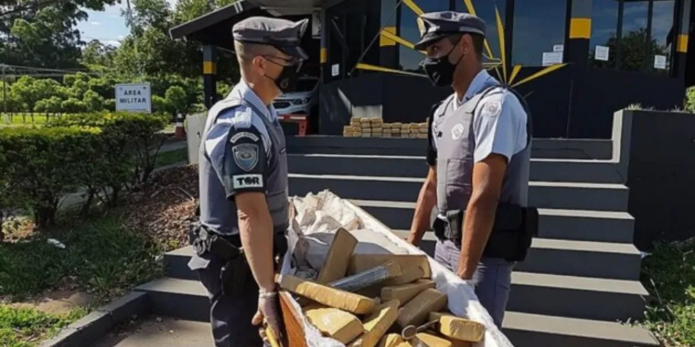 Ele disse aos agentes que teria sido contratado para levar o caixão de Londrina, norte do Paraná