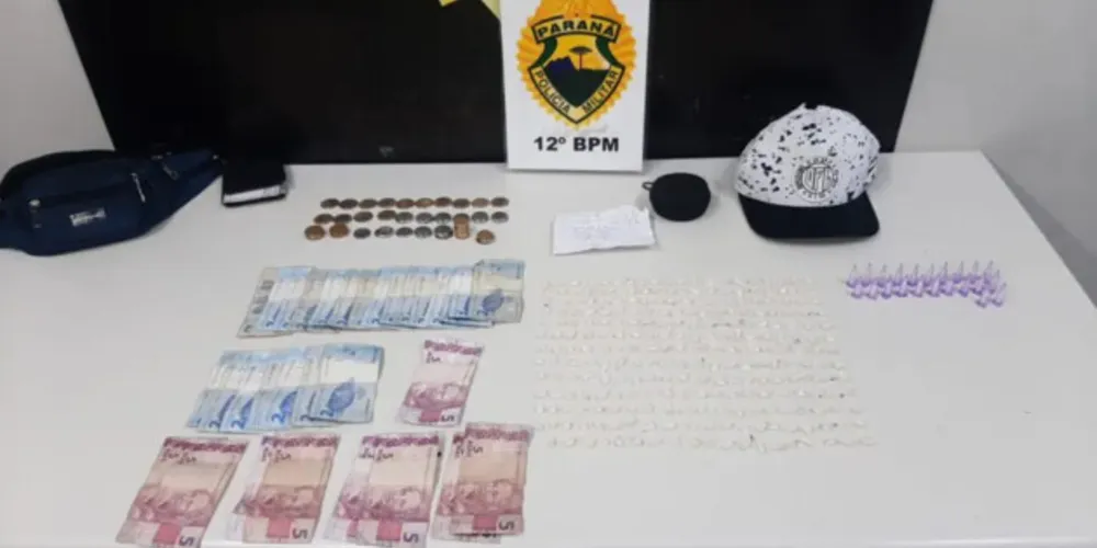 O suspeito estava com 260 pedras de crack e 22 pinos de cocaína, além de um papel com anotações.