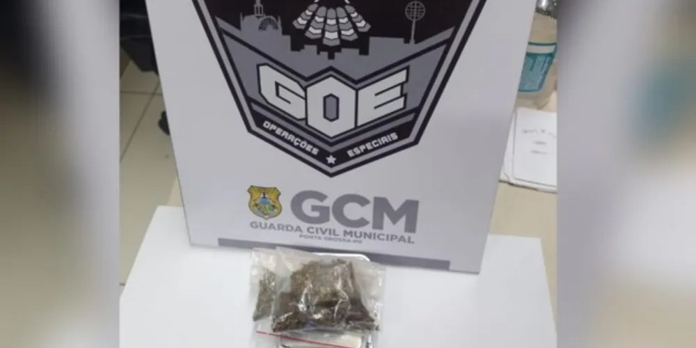 Dois rapazes estavam fumando um cigarro de maconha quando foram abordados pelos guardas.