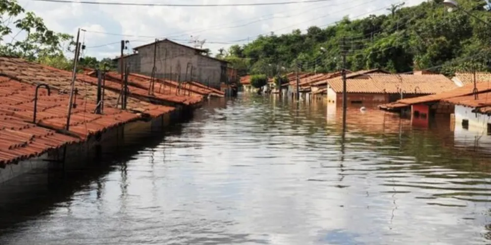 Rios transbordaram e enchente inundou casas e pontos comerciais
