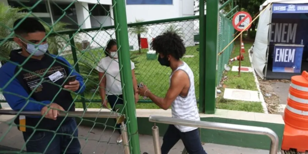 Para concorrer aos processos seletivos, é preciso ter feito o Enem.