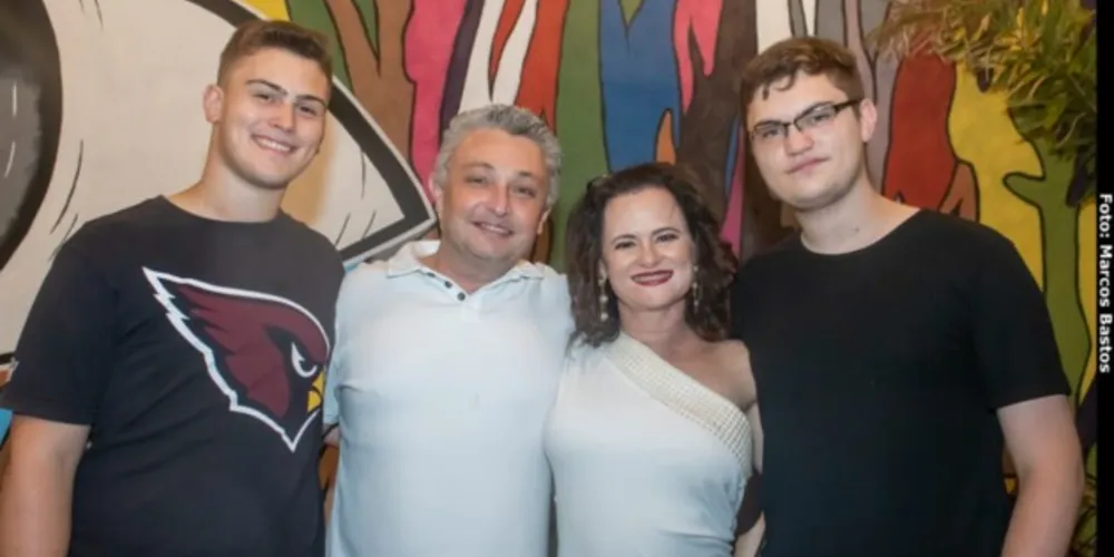 LANÇAMENTO – Recentemente no Tuin PGZ Pub aconteceu o lançamento do livro “ Passagens” da jornalista Érica Busnardo. Neste seu livro de estreia no mundo da literatura, a jornalista reúne crônicas que juntam memórias e histórias, colhidas e vividas ao longo dos anos. No registro em família na noite de lançamento, Vinicius Busnardo de Souza, Jeferson de Souza, Érica Busnardo e João Pedro Busnardo de Souza