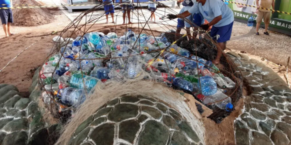 Esculturas gigantes na orla alertam sobre a poluição