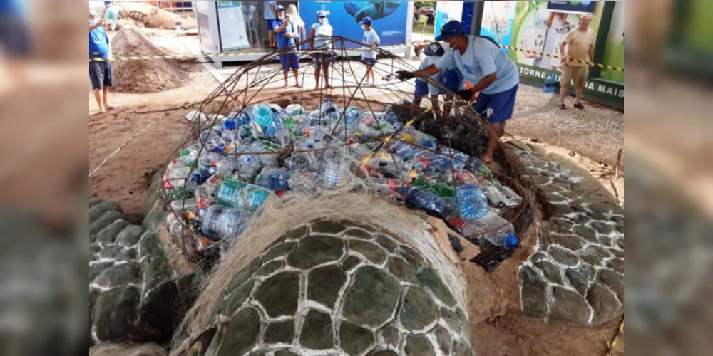 Esculturas gigantes na orla alertam sobre a poluição