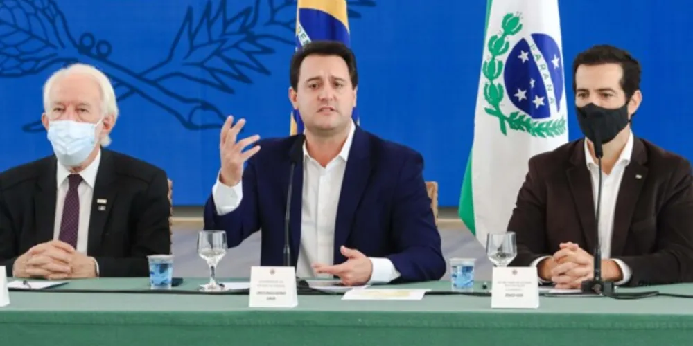 O governador Carlos Massa Ratinho Junior e o secretário de Educação e do Esporte, Renato Feder, apresentam o pacote de valorização profissional dos professores.