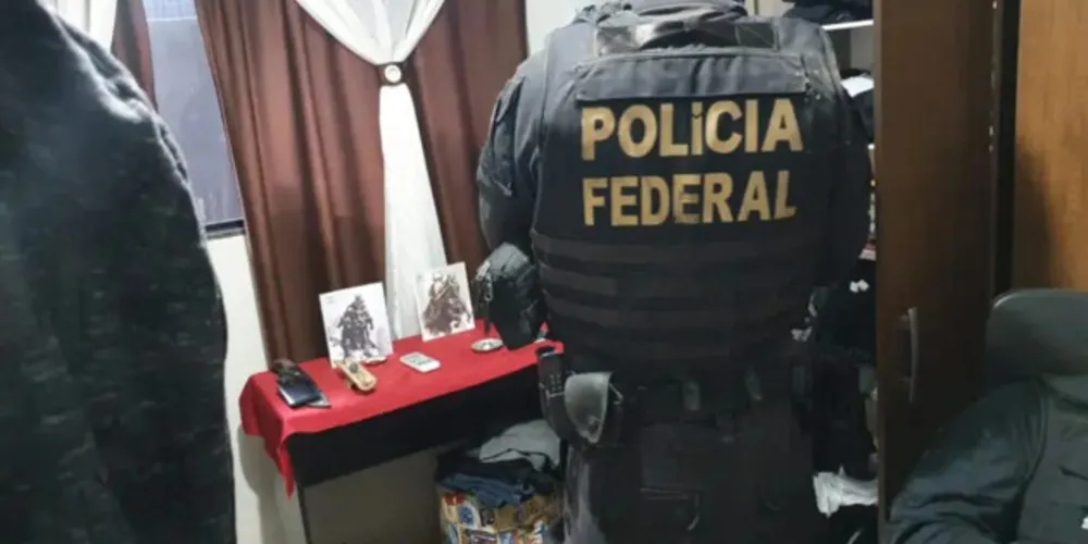 O estudante vinha divulgando imagens contendo mensagens depreciativas e imagens de menosprezo acerca do povo judeu, entre outros crimes.