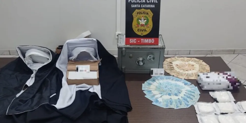 De acordo com a polícia, o suspeito cobrava R$ 100 por atendimento e R$ 300 pela cirurgia.