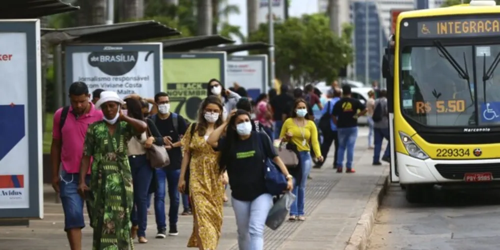 Imagem ilustrativa da imagem Brasil registra 6,8 mil casos e 86 óbitos por covid em 24h