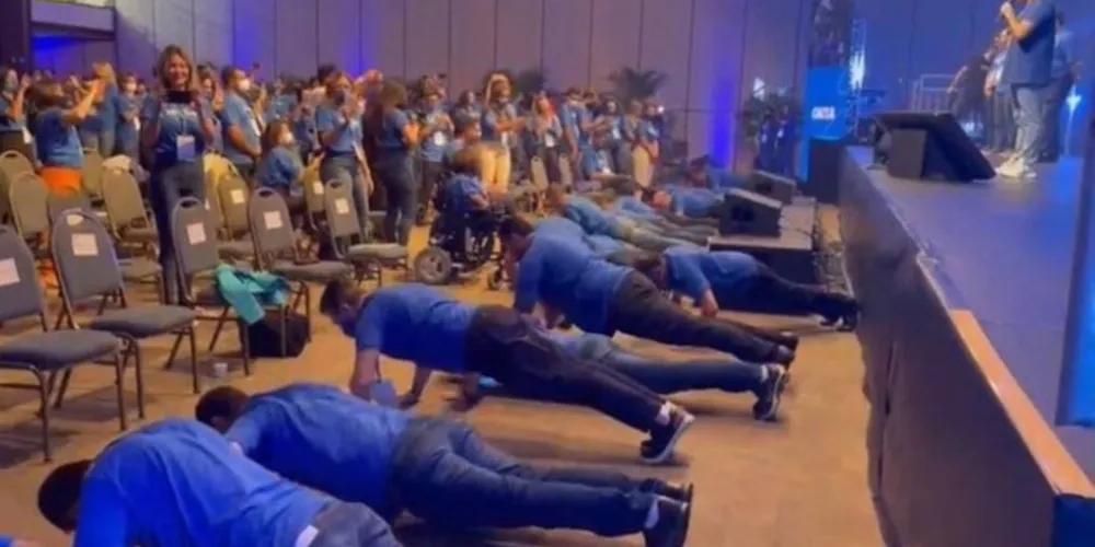 Cerca de 10 bancários aparecem nas imagens fazendo o exercício em evento de fim de ano no interior de São Paulo