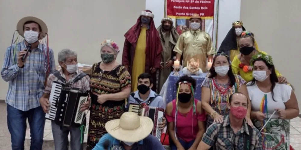 Pessoas da comunidade representam os magos. Aqui, com o padre João