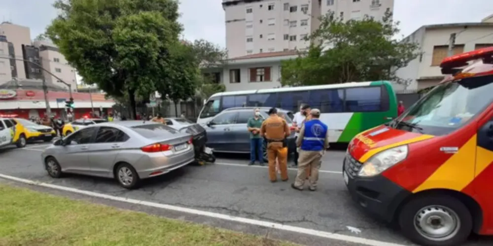 Após os disparos, o motociclista acabou batendo contra um dos carros e morreu