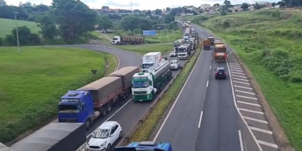 Acidente aconteceu por volta das 12h15 e caminhões continuam na pista