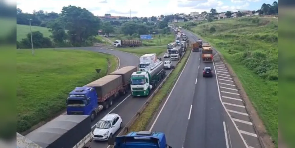 Acidente aconteceu por volta das 12h15 e caminhões continuam na pista