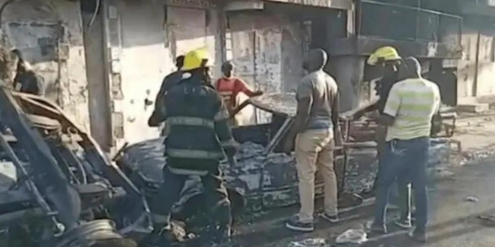 Segundo informações, o veículo tentou desviar de um motociclista, capotou e explodiu