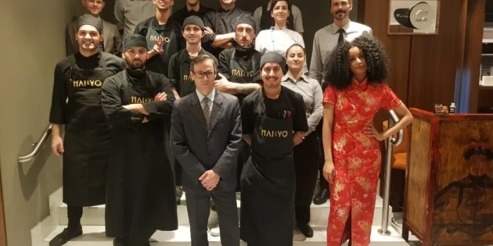 HAI YO - O mês de dezembro foi marcado por muita sofisticação e criatividade no aniversário do restaurante Hai Yo, considerado o principal ícone de Curitiba e um dos principais do Brasil quando o assunto é gastronomia asiática.

Ao longo de Dezembro, Rodrigo Tristão, do C’La Vie, Carlos Bertolazzi, do Zena Caffé e Casa Bertolazzi, e Luan Honorato, do restaurante Nômade, deixam sua marca com a criação de menus exclusivos de oito tempos, harmonizados ou não com vinhos. Todos eles, acompanhados pelo chef Hélio Martins. No registro, a equipe do Hai Yo reunida com o chef Carlos Bertolazzi