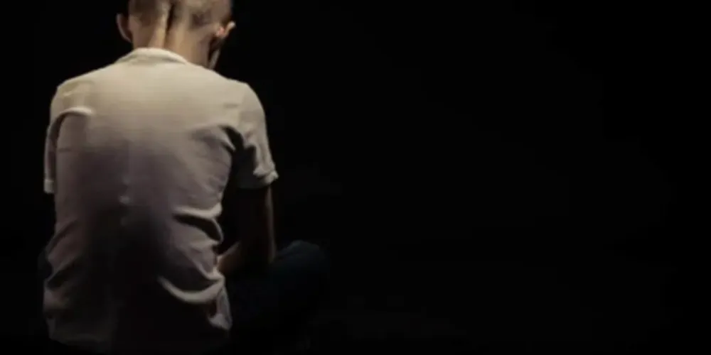 De acordo com as investigações, o homem infligiu atrocidades às duas crianças, como mantê-las amarradas, além de levarem surras violentas, dentro de um apartamento.