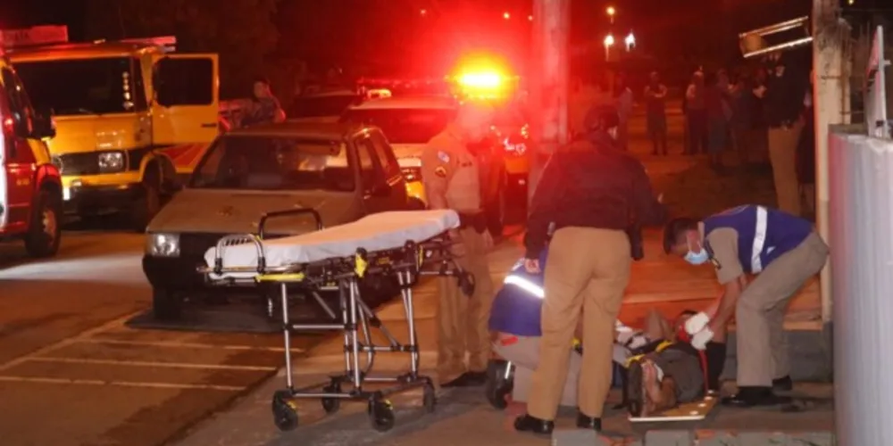 O suspeito foi atingido por um tiro na perna após recusar soltar o revólver.