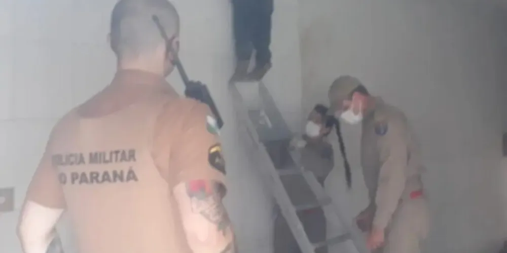 O homem tentava roubar fios de um estabelecimento no centro da capital; ele foi retirado do local e levado ao Hospital Evangélico.