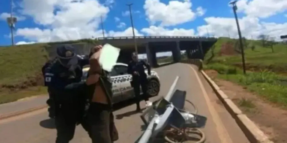 O homem foi detido enquanto fugia com o poste na bicicleta.