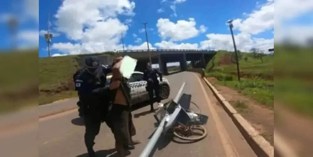 O homem foi detido enquanto fugia com o poste na bicicleta.