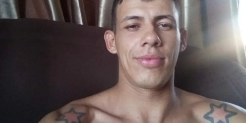 O carro que o rapaz dirigia foi atingido por tiros enquanto ele dirigia.